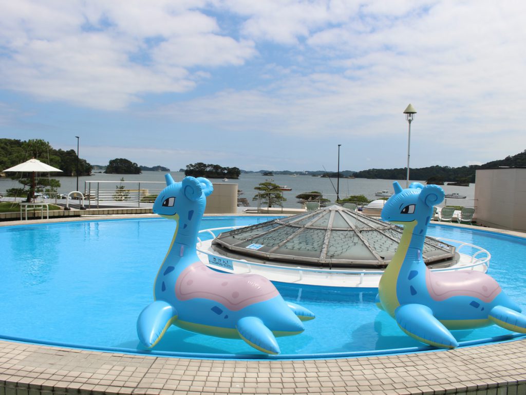 松島センチュリーホテルで みやぎ応援ポケモン ラプラス と一緒に夏を愉しもう プールでラプラスのフロートに乗ってみよう 新着情報 松島センチュリー ホテル 公式hp